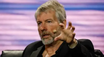 Michael Saylor Asserts He Can Persuade Warren Buffett to Invest Berkshire’s $325B Cash in Bitcoin